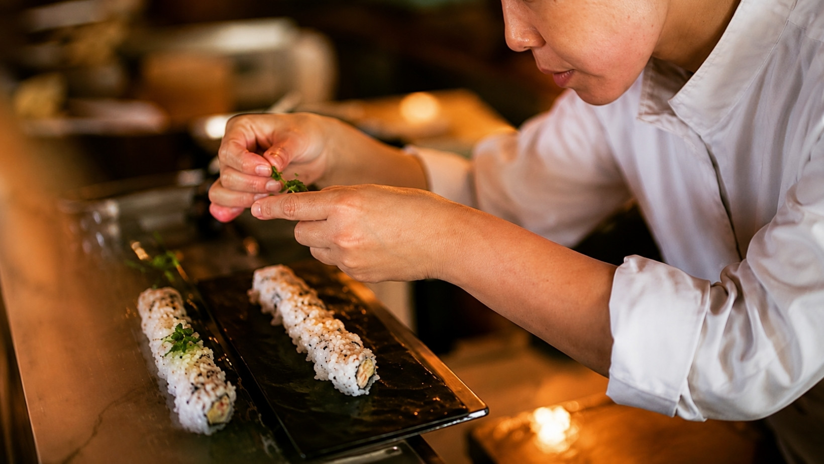 Toshimi Takiya préparant une cuisine japonaise à Monaco